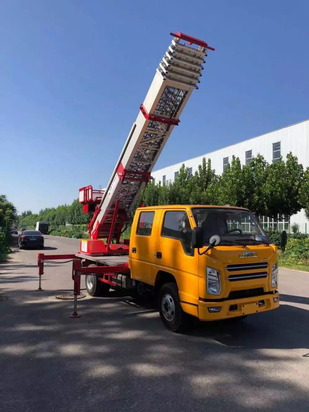 保定清苑附近的云梯车出租服务：轻松解决高空作业需求